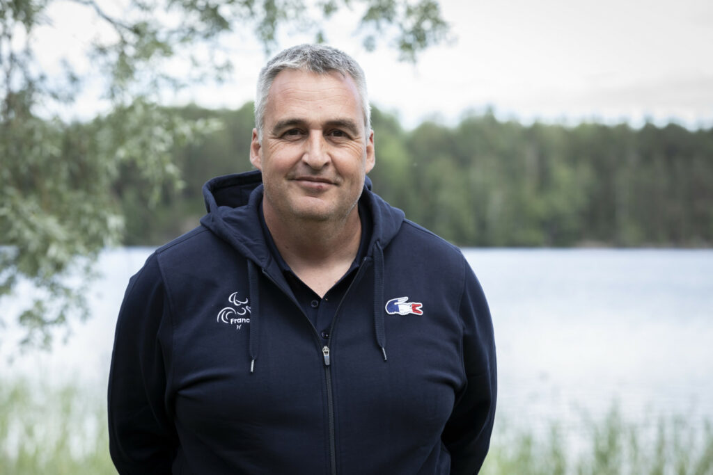 Photo en extérieur de Marc Truffaut, président de la Fédération française du sport adapté et de Virtus International