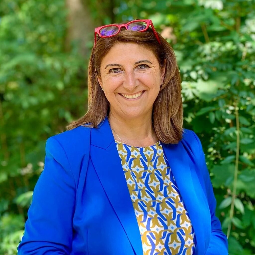 Photo en extérieure de Sandrine Chaix, vice-présidente au handicap à la Région Auvergne-Rhône-Alpes
